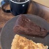 ラパン ノワール くろうさぎ - アイスコーヒー＆手前：ココナッツバナナタルト、奥：ガトーオショコラ