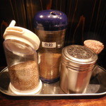 ラーメン もんや - 食卓にあるオプション類