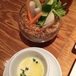 串揚げ&ワイン caratto - お通し、野菜スティックにコンソメスープです。