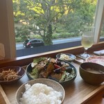 のんびりcafe&dining rakugaku - 窓から見える緑が眩しいです