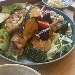 のんびりcafe&dining rakugaku - チキンと夏野菜サラダです