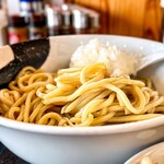 煮干し中華 らーめん 八 - 冷水で〆られたモチモチの太麺