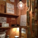 ショコル - 2015年3月：店内にはチョコを作る工程が貼られていたり、チョコグッズが沢山あります