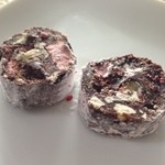 ショコル - 2015年3月：SALAME(98g、\1350)…周りにまとった粉糖とベリーが良い味をきかせています