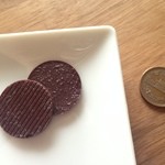 ショコル - 2015年3月：美しい鳥QUETZAL…薄くて小さ目のコイン型です。10円玉と比較。