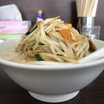 極濃湯麺 キントン - 料理写真:濃厚湯麺。横から。盛りの良さが、わかるっしょ。