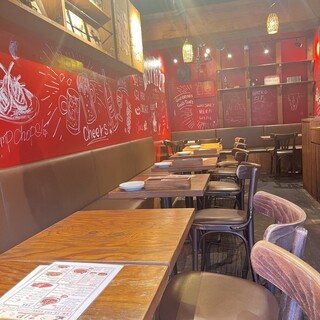 【木の温もりを感じるカジュアルな店内】