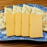 立ち飲み 夢中 - チーズとクラッカー２５０円