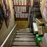 富士屋本店 - 階段を下りるとメニューが