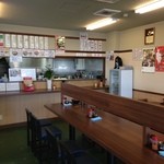 麺屋　まる - 清潔な店内。セルフサービスなので、カウンターで注文→代金支払い→商品受け取り。