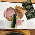 ラーメン 歩く花 - 具は別皿で出てきます