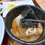 ラーメン 歩く花 - 麺を海苔で挟んでいただきます
