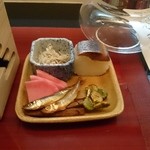 日本料理 喜春 - 公魚薫製、香の物他。