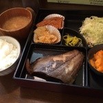 つどい・ダイニング - カレイの煮付け定食800円
