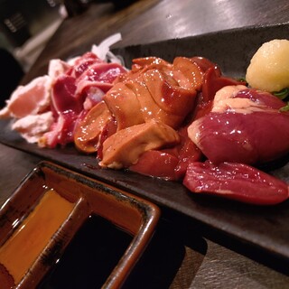 宮崎から直送！新鮮な鶏肉は“鳥刺し盛り合わせ”でどうぞ◎