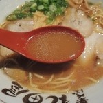 丸田屋 - スープはやや濁り目。