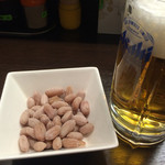 菜香餃子房 - 塩ゆでピーナッツ（200円）と生ビール（500円）