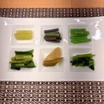 菜のはな - 地物天然山菜(右上から、ミズ、ワラビ、山蕗、ウルイ、山ウド、三つ葉) 