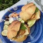 わらびなー - チキンをヨーグルトとスパイスに漬けてサンド。