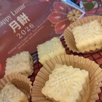 わらびなー - （New！）米粉で作った月餅です。自家製小倉餡、くるみ、デーツ、黒ごまがぎっしり入っています。月餅なのにお腹に重くない良品です。