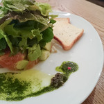クエロクエラ - サーモンとアボガドのサラダ仕立て