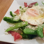 クエロクエラ - 温野菜と生ハムの半熟卵のせ