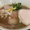 越前中華そば だるまや - 濃厚煮干し豚そば。大量の豚ガラを長時間炊き上げたという濃厚なスープに、煮干しや節の旨味を重ねた一杯です。