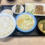松屋 - 料理写真:得朝牛皿定食400円
豆腐入り味噌汁変更+50円
朝得生野菜100円