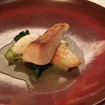 マダム・トキ - 玄界灘マナガツオ、アーモンドのロティと春キャベツ