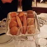 マダム・トキ - 4種類のパンから選んでいく。