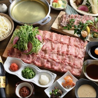 卵黄入りのオリジナルつけダレで味わう牛タンしゃぶしゃぶ