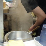 天政 - 削り節でとった出汁を布巾で濾します。