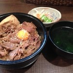 加留美亭 - 牛すき焼き丼