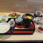 Shimotani - ごはんは、白と炊き込みを選べます。おかわり自由です。