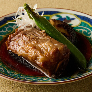 高温の専用グリルで仕上げる、香ばしい焼き料理
