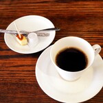 タベルナ・ユキ - コーヒー(+100円)、ミニチーズケーキを付けてくれます。