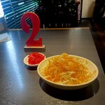 カレーや うえの - 最初にサラダ(キャベ千)提供　福神漬けはセルフ　[2]は提供待ちの番号札