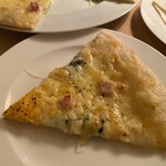 イタリア料理 ハイウェーブカフェ - カルボナーラのピザ