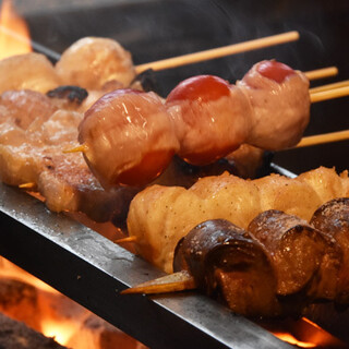 炭火でじっくり焼き上げる焼きとりは必食！シメはソーキそばで◎