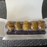風月堂 - 包装紙を開くと、やっと栗羊羹出現！