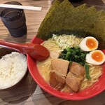 横浜家系ラーメン赤家 - 料理写真: