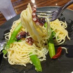 金のイタリアン - アスパラガスの緑が鮮やか