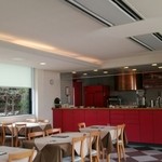 ガーデンテラス - 白×赤基調の店内よく見れば調理器材なかった；