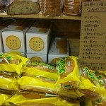 つるやパン - サラダパン等が並んでおります