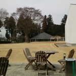 ガーデンテラス - 店内から庭を一望