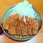 とんかつ いもや - このボリューム感で1000円を切っての提供