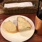TRATTORIA ROMANO - パンがついてきます。アイスコーヒーはパスタをハーフサイズにしたのでついてきました。