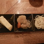 ホルモン酒場とん平 - お通し三種盛り