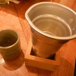 ホルモン酒場とん平 - 燗酒（鷹勇　純米酒　燗酒はアルミ製のチロリで頂けます。酒飲みには嬉しい演出ですね）