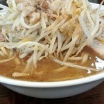 ラーメン豚力 - ラーメン特盛￥870＋ブタ￥180
      のバードアイアングル